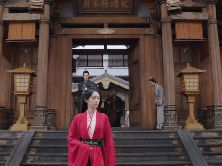 《锦月如歌》禾晏来到飞鸿将军府门口，何如非提着剑气势汹汹而来虽然这是在何府地界