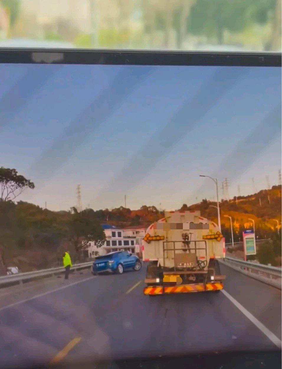 1月5日，浙江温州大门岛一辆洒水车火了，不过是因为“双标”行为。视频里，它在弯道