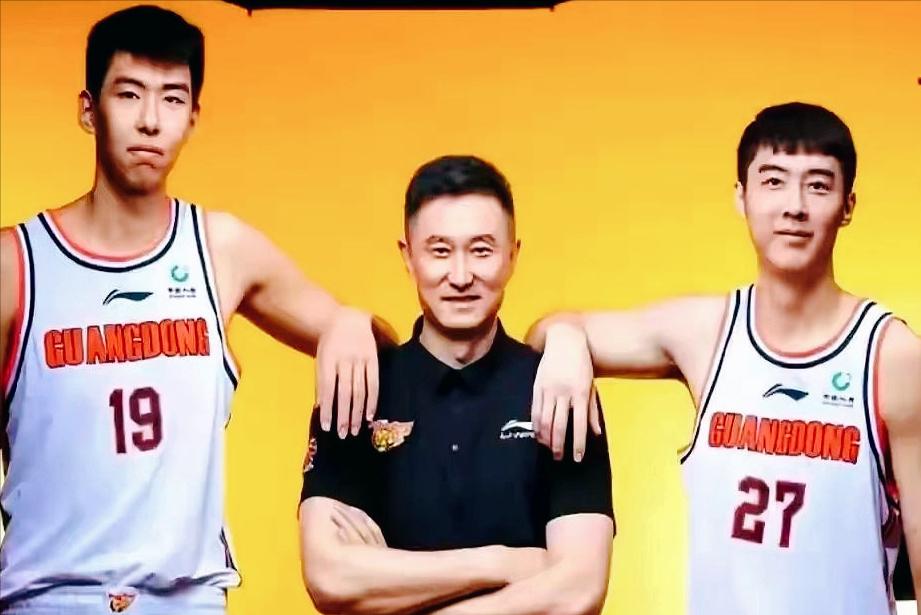 广东男篮没法说！徐昕当众硬刚杜锋，张明池解约打野球，太寒心。这事真不是瞎传，