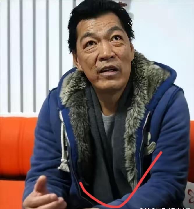 “大傻”成奎安去世后，大儿子独吞遗产，小儿子连学费都交不起，罗家英看不下去