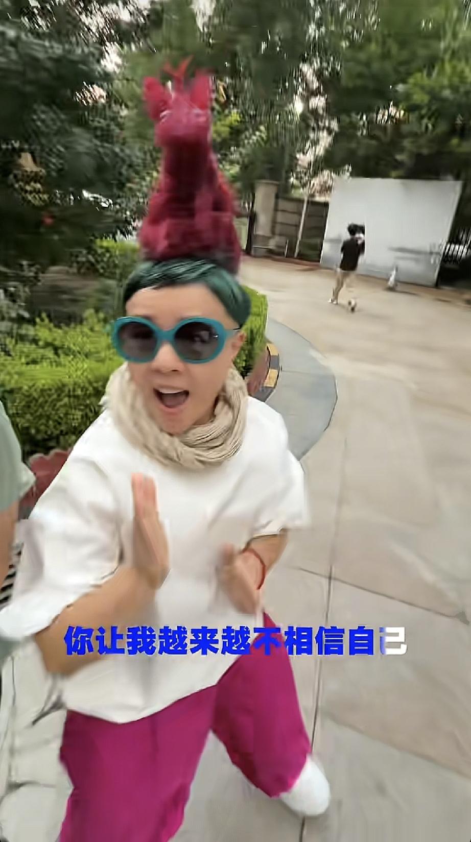 9月4日，金龟子听女儿的劝换了发型，简直太雷人了，60岁的年纪，没有了年轻时的温