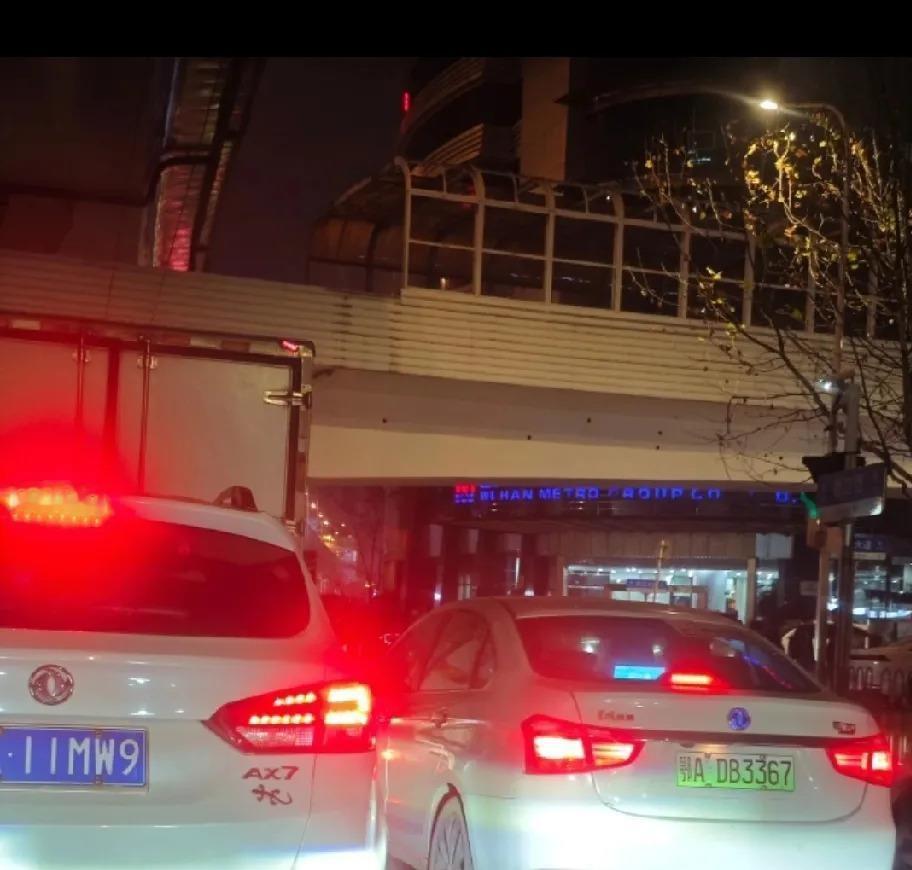 网约车的56789晚上9点街上10台车有5台是网约车！晚上10点街上10台有6台