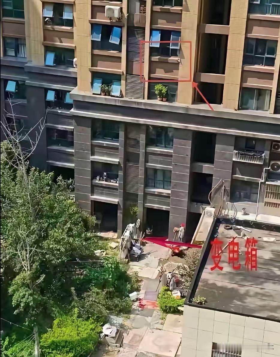 对不起！我必须给大家泼盆冷水。连云港这起火灾，最让人难受的地方，不只是母女坠