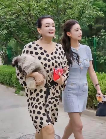 真的有点心疼马筱梅了，挺着这么个大肚子，还要每天帮汪小菲和张兰卖酸辣粉，结果这两