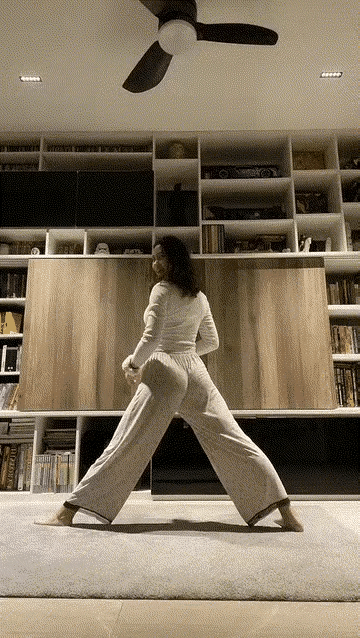 看这一套行云流水的动作不仅身材好，而且还会功夫就这一套连环动作，踢人身上不