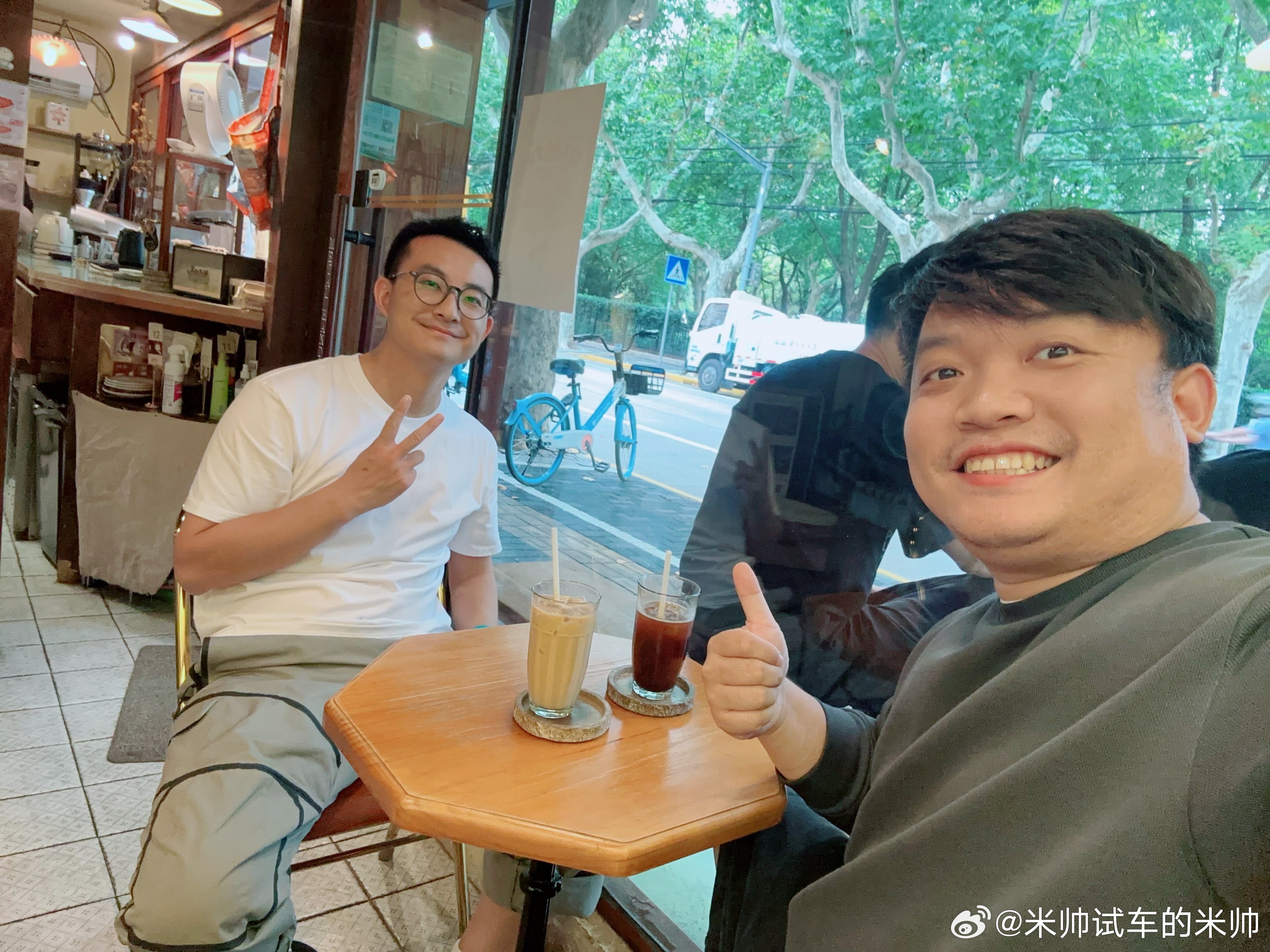 今天和在魔都逛吃的一下午，找到地道的上海小馆，以及一家特别棒的咖啡店[墨镜][墨镜]