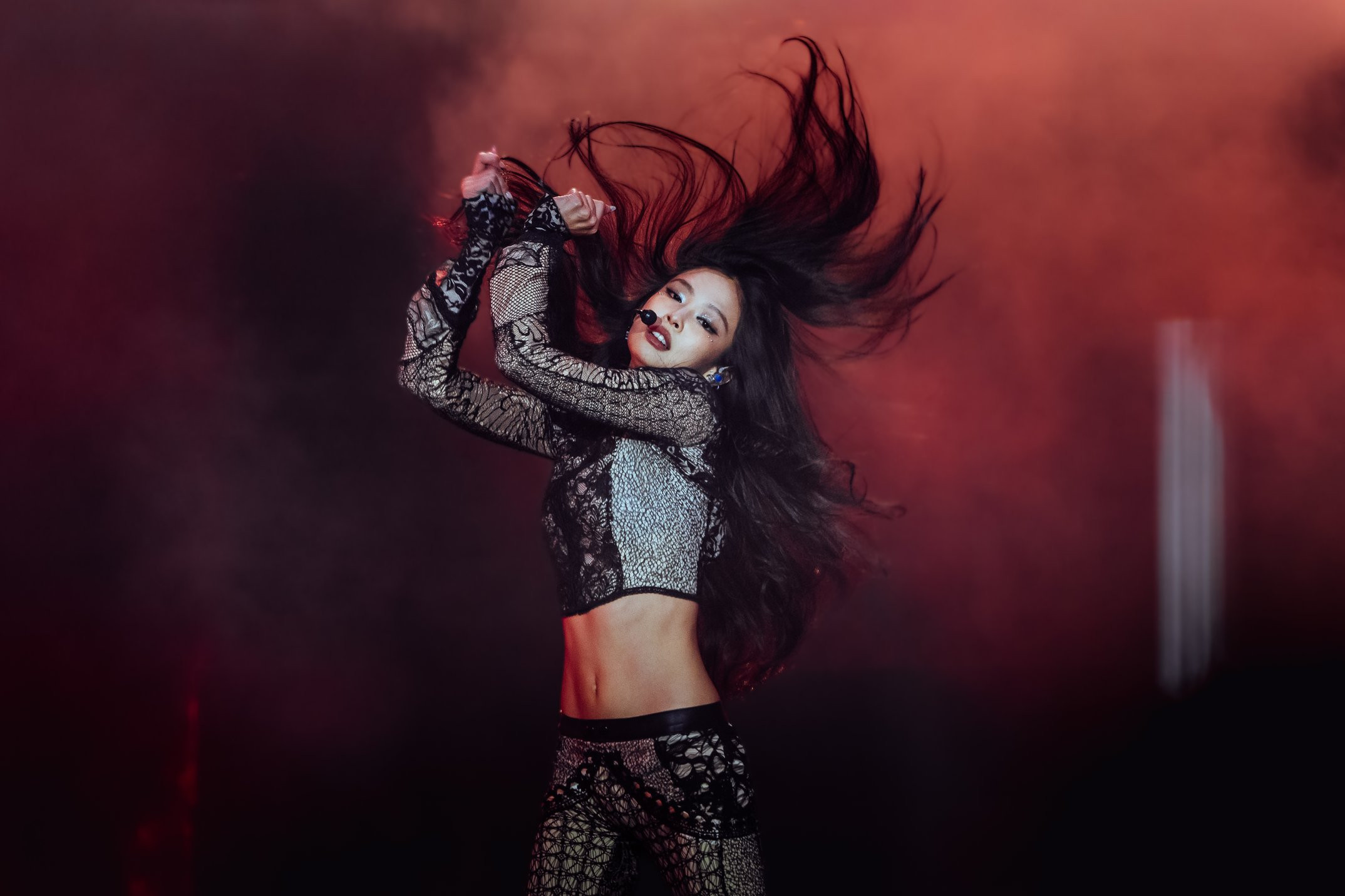 YdeNews盛赞JENNIE的罗斯基勒音乐节表演“Jennie让橙色舞台燃起