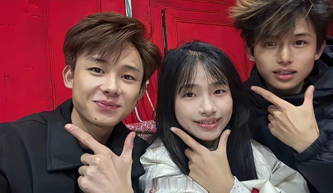 两个男生偷偷变成了帅哥，都不带上中间的丫头一起。