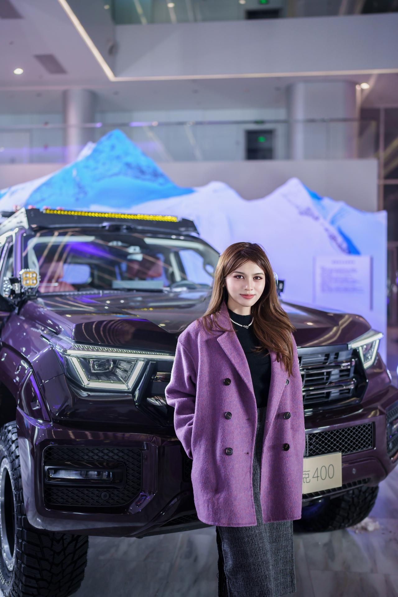 在全新坦克400发布会和坦克400双双穿上紫色系皮肤，“敦煌紫”的车色在射灯折射