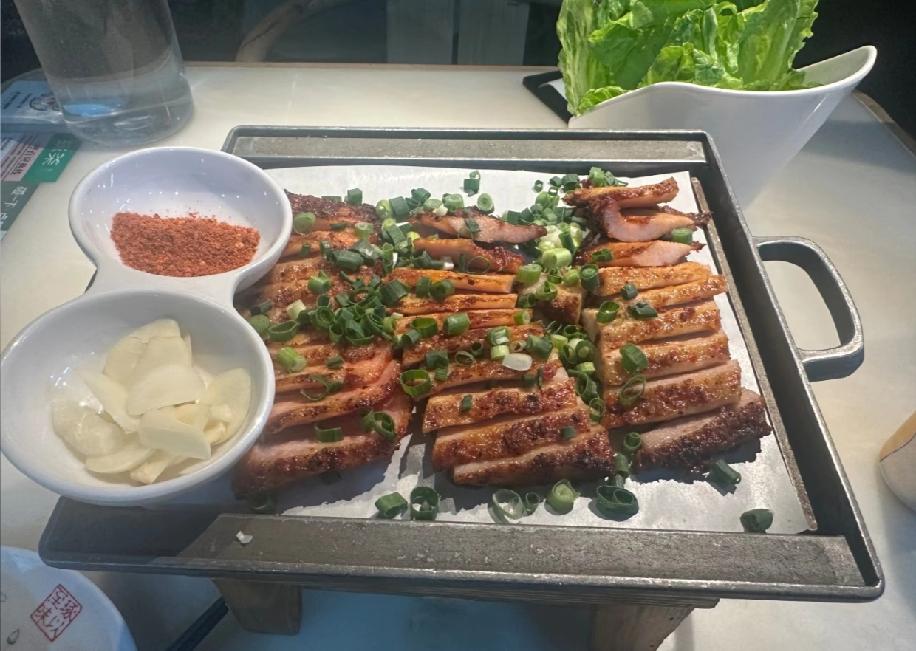 我点餐的时候看到菜单上标的是烤肉，心里就犯嘀咕会不会是预制的，特意反复问了服务员