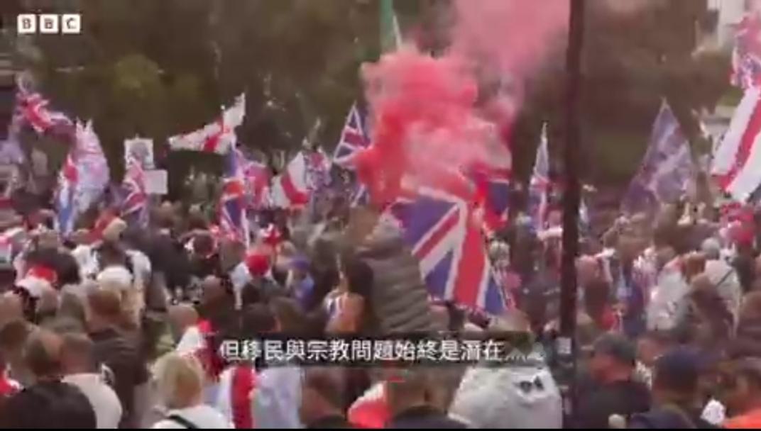 英国伦敦市中心多达15万人参与了极右翼活动家罗宾逊组织的示威活动。马斯克在美