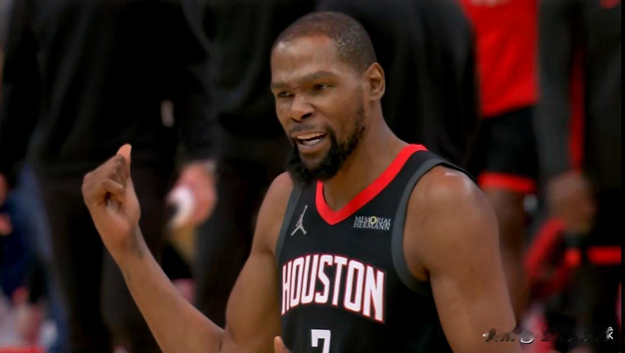 火箭超级巨星杜兰特竟然成为了陪衬！在今天进行的火箭和国王的比赛中，目前双方的上半