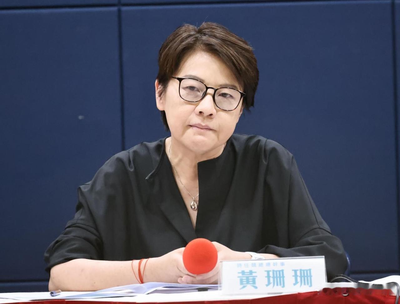 黄珊珊2月1日卸任立委后的去向依据民众党“两年条款”，黄珊珊的立委之路将于 