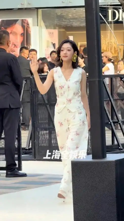 当36岁何穗和女星同框！才懂颜值在身高面前不值一提，同台直接被狠狠压制​