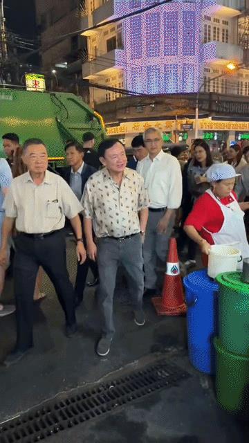 泰国首富他信带头到泰国大街上吃大排档，不带保镖，也不带侍从，主打亲民和实在。泰国