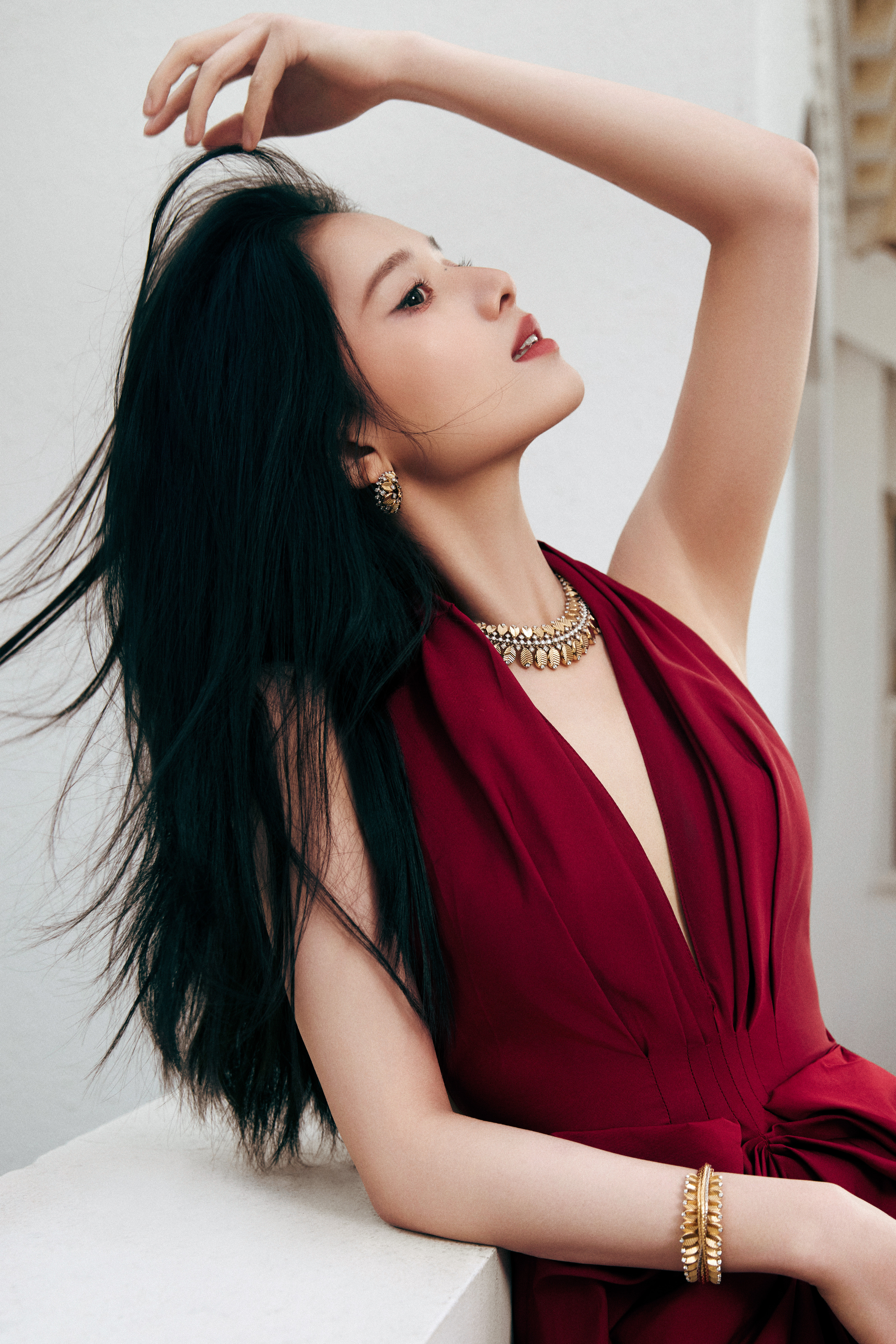 张婧仪酒红曳地成诗，立于极简天地间，以一身炽烈，将高级感晕染成独属的勋章。张