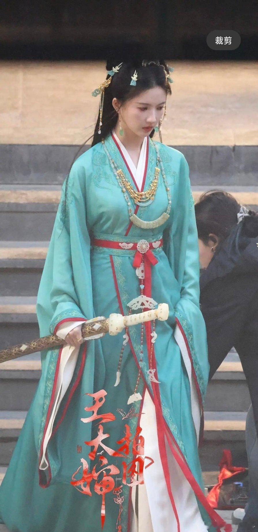 有网友说刘些宁的腰有点促