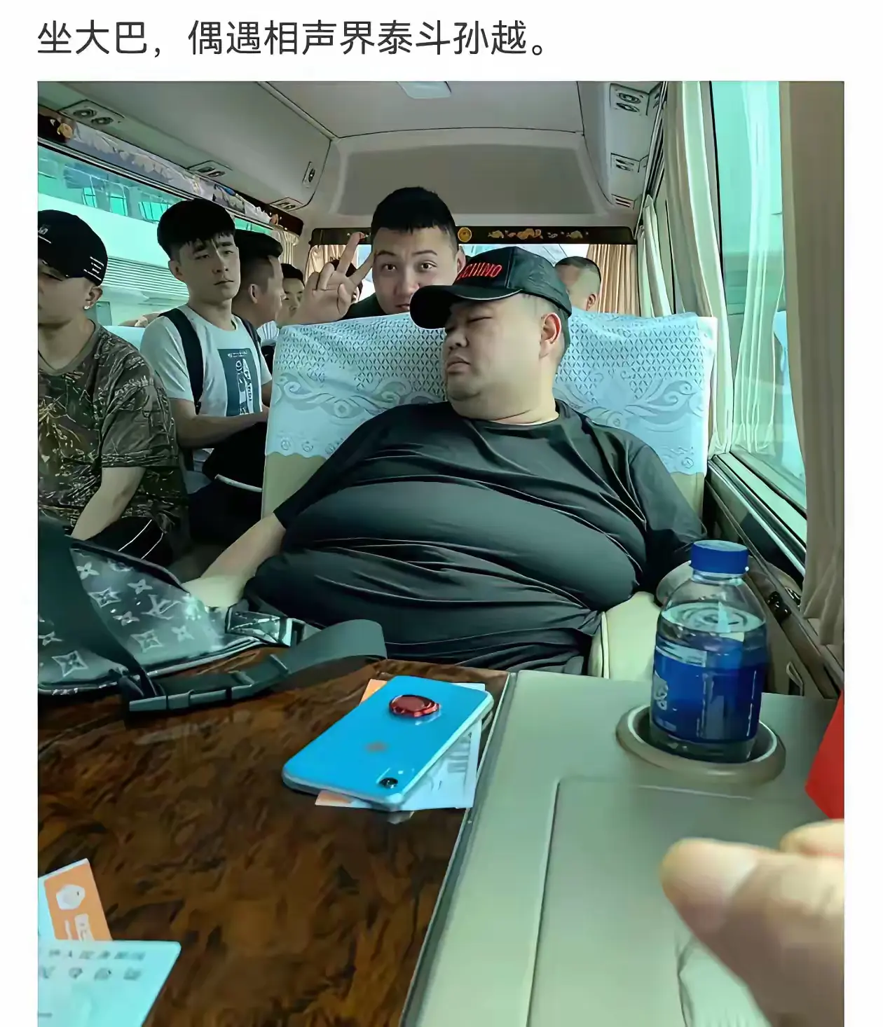 老郭说的，买两张，都靠窗