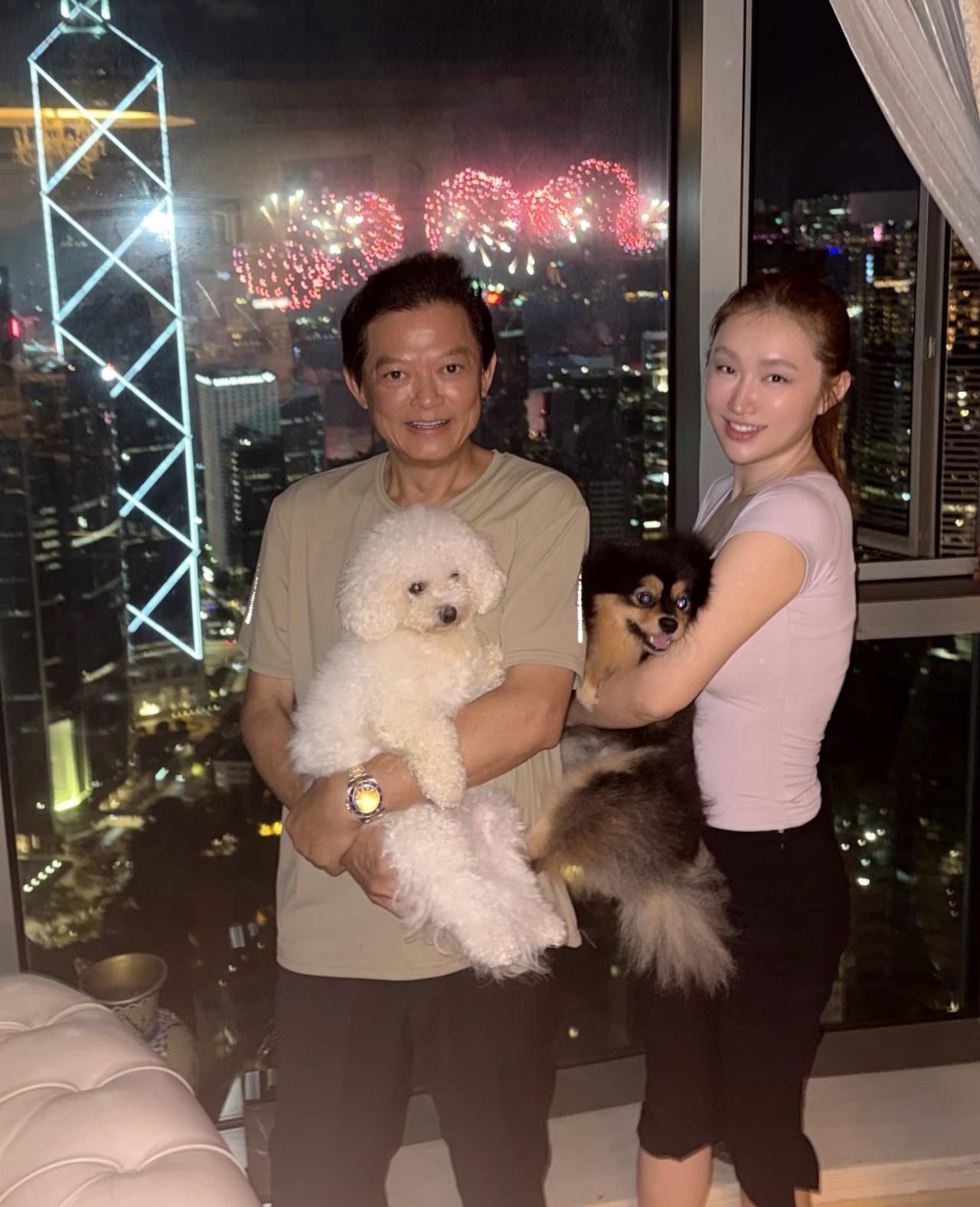 莫华伦与小32岁娇妻王冰冰香港豪宅中庆国庆！客厅外的风景“一绝”，怪不得当初义
