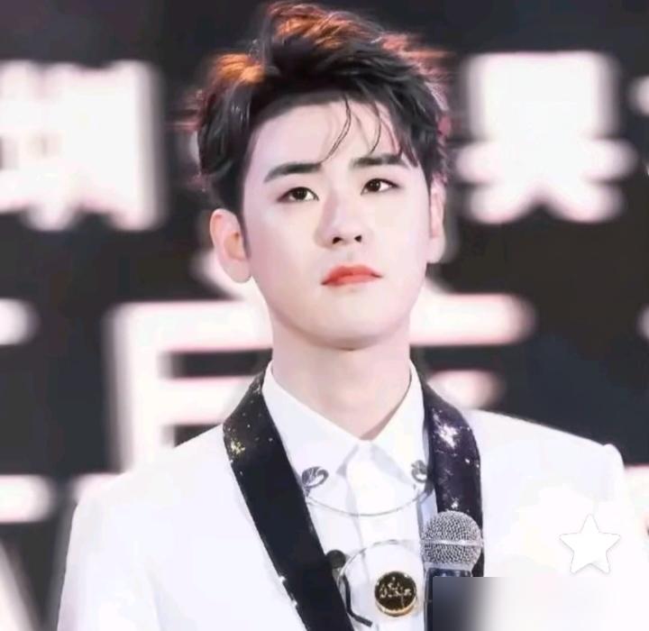 别再吹什么亲情了。郭汾阳身边那个张云雷，根本不是舅舅，是一张活的投名状。