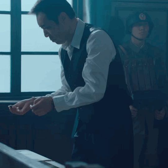 于和伟这个转身抵过千言万语于和伟老师的演技简直封神了！这个转身看似简单，实则蕴