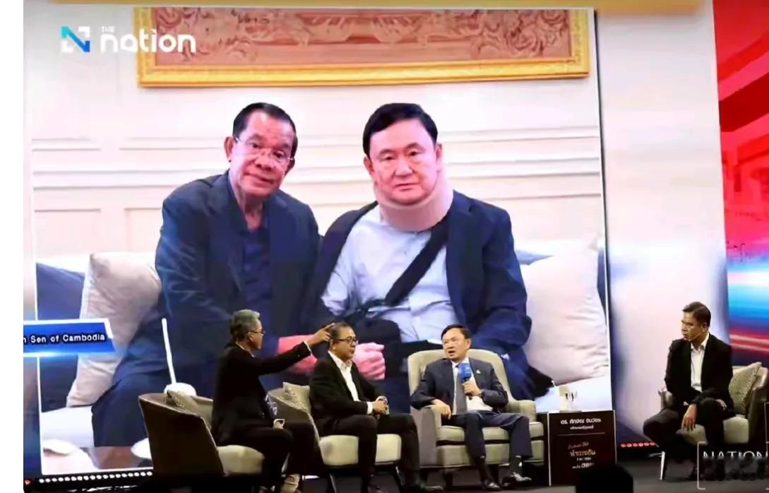 曾经的难兄难弟，友谊的小船说翻就翻。佩通坦被停职之后，他信给洪森发了条简讯：“你