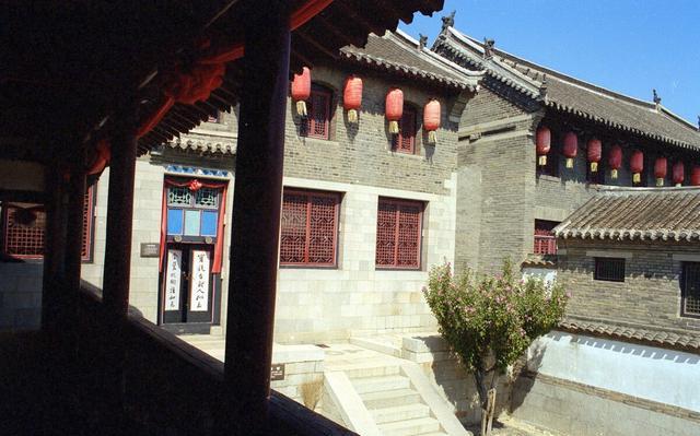 1952年，一名地主拒绝交出他的土地，被判死刑。看得出，这个曾经风光一时的大地主