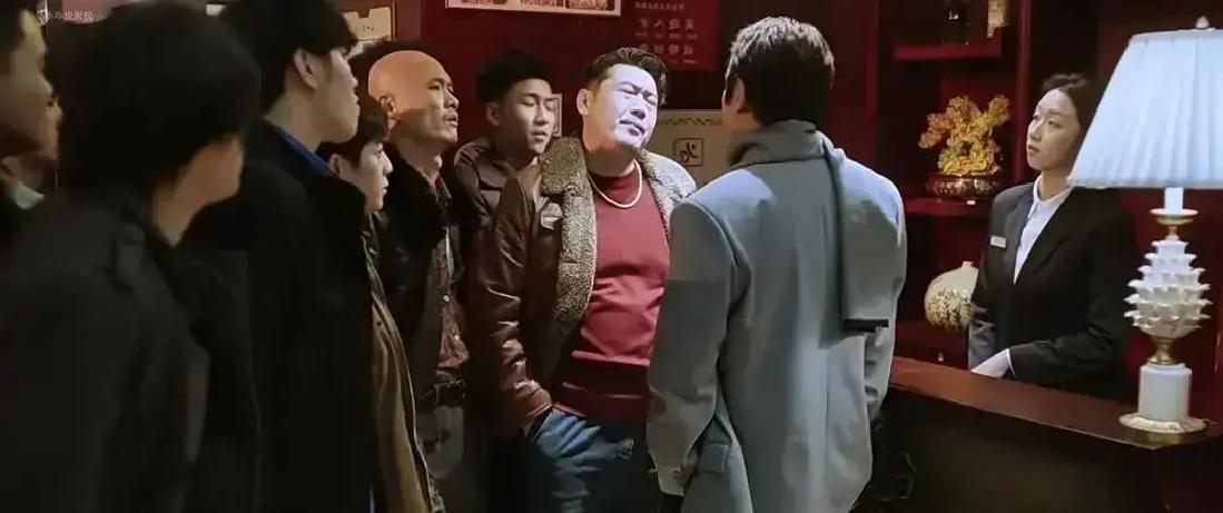 别再以为“报警没用”是你的问题。昨天杭州派出所第三次出警警告骚扰者时，直接