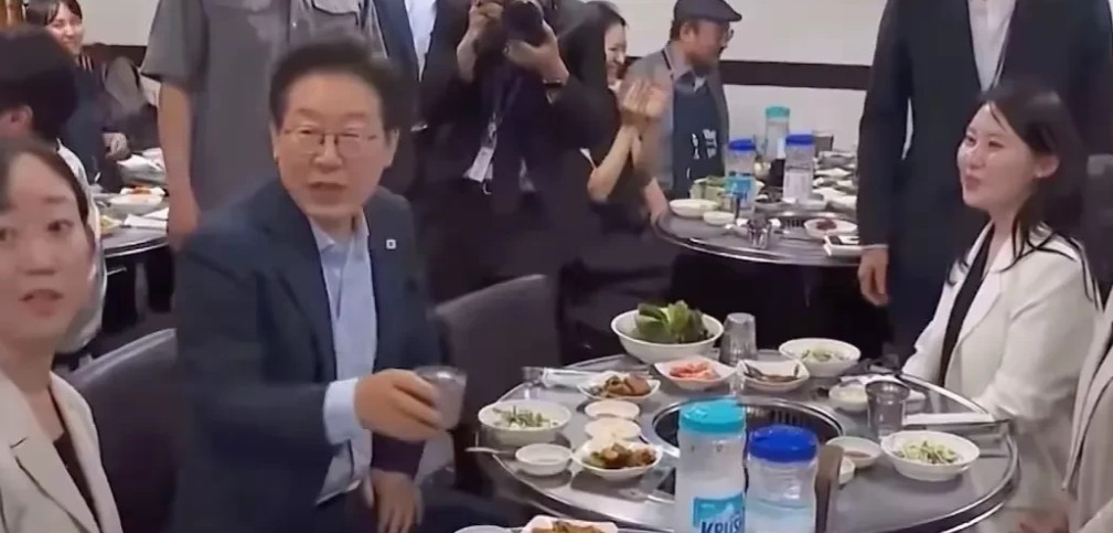 李在明下班和同事们吃烤肉，竟然亲自给女同事倒酒，不得不说韩国人吃饭，不管吃烤肉，