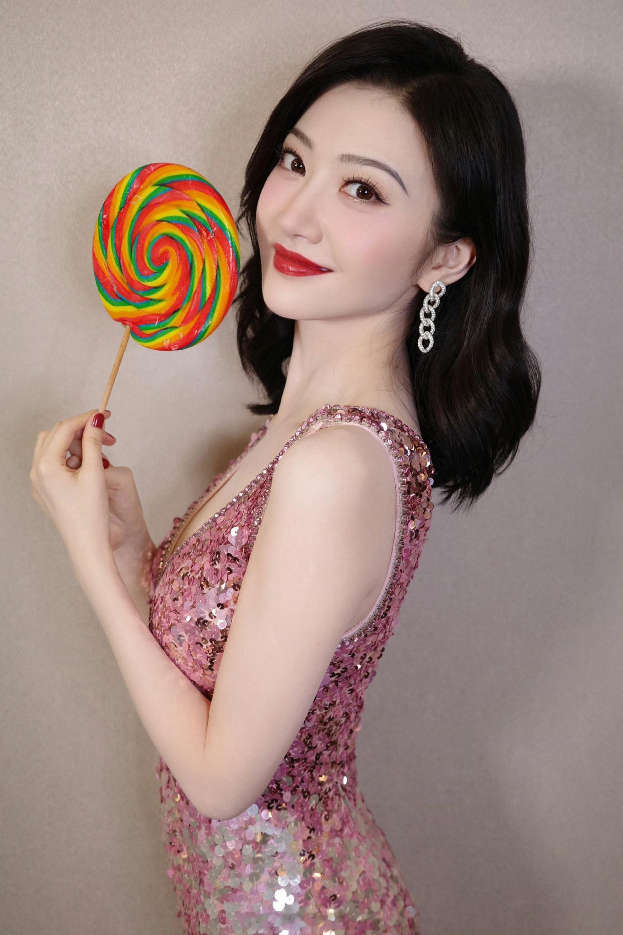 景甜粉色鳞片裙好美