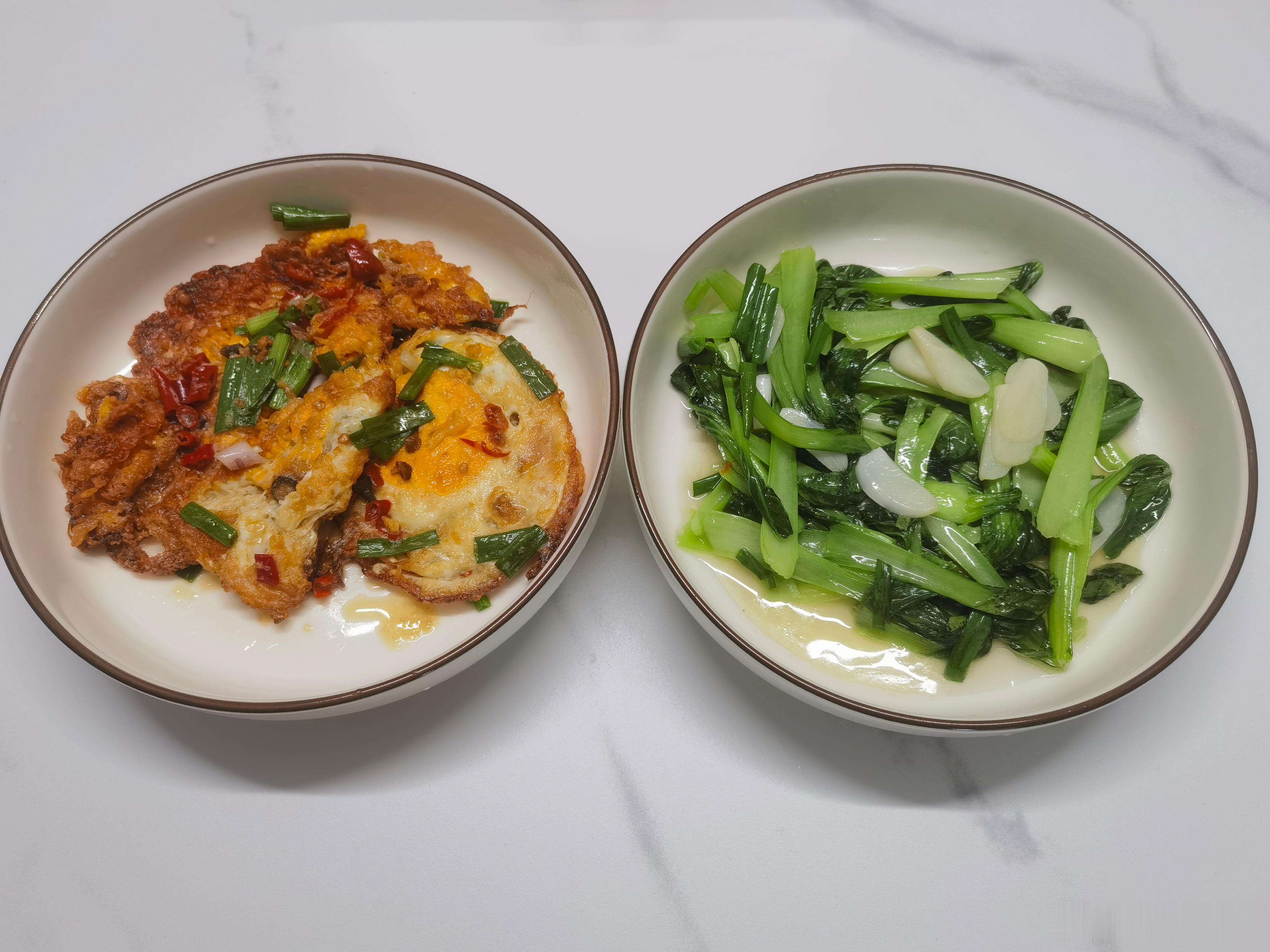 周末治愈瞬间：平底锅里滋啦作响的焦边煎蛋，配上一盘绿油油的清炒青菜。原来幸福的成