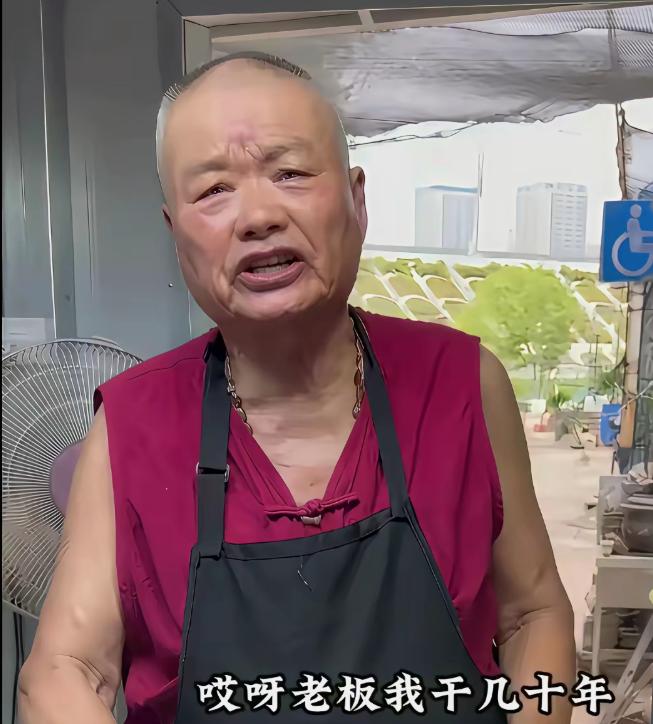 合肥那个七万卤菜店彻底翻车了。一个七十多岁的老头，守着一口自称熬了四十年的老卤