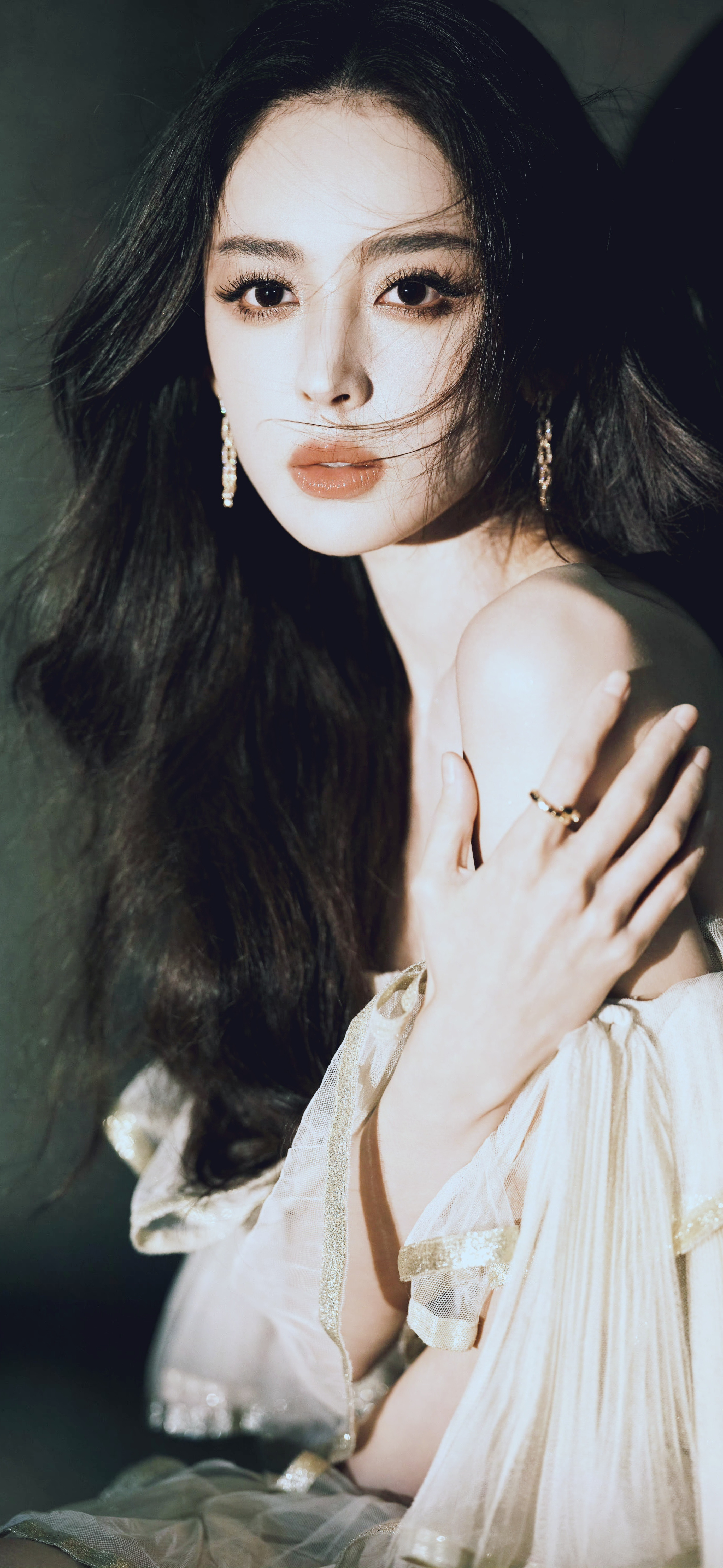 古力娜扎轻纱抹胸长裙，曼妙纯美，精致迷人。娜扎