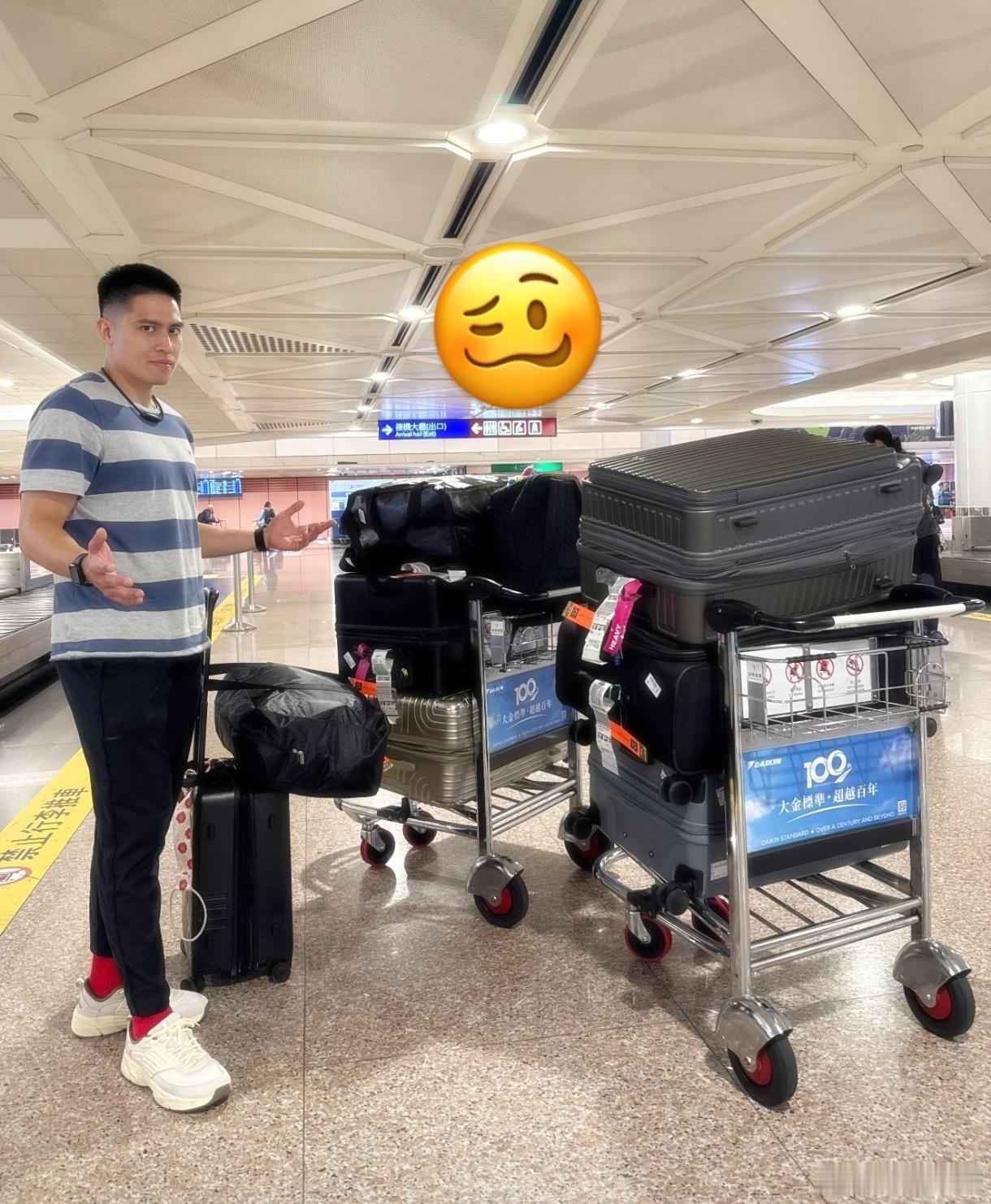 北京北汽男篮球员陈盈骏结束了美国的特训，已经回到了台湾，随机携带了大量...