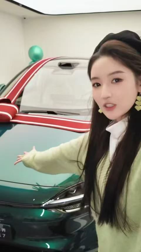 王玉雯这把冲刘亦菲来的智界R7现在也是明星圈新宠了，王玉雯刚刚提的新款，胡先煦