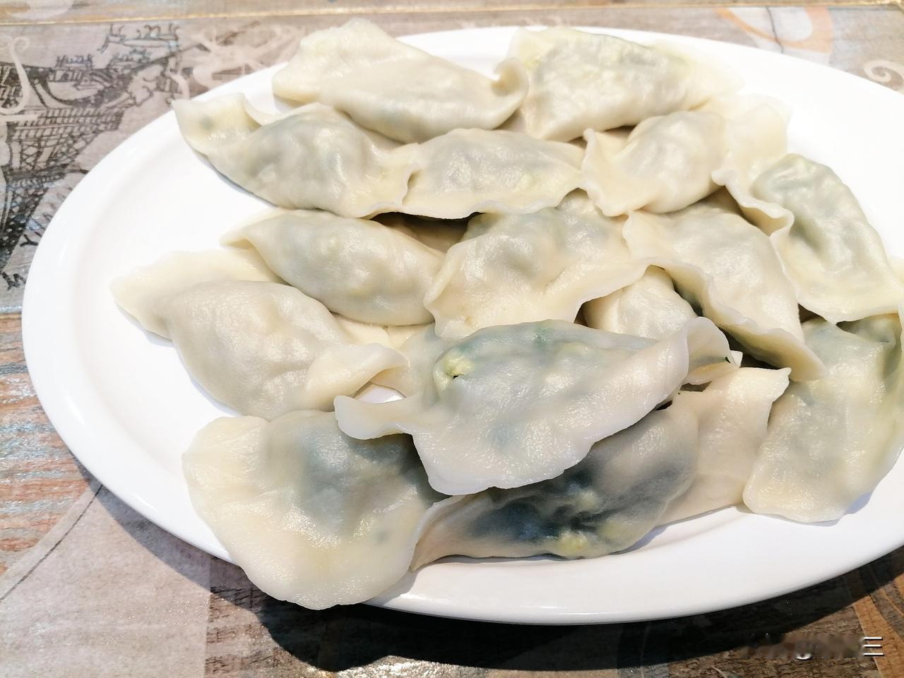 饺子馆服务员打起来了。实在不想做晚饭，我就到饺子馆点了一盘韭菜鸡蛋馅的饺子。