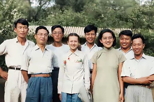 这是林徽因和清华大学营建系首届毕业班学生们的真实样貌，林徽因是清华大学营建系的创