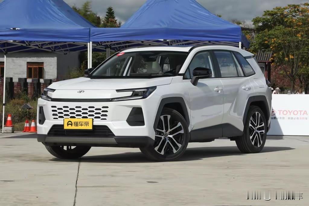 谁说丰田不懂得妥协？在自主suv一波又一波的汹涌冲击之下。终于低下了高傲的头颅…