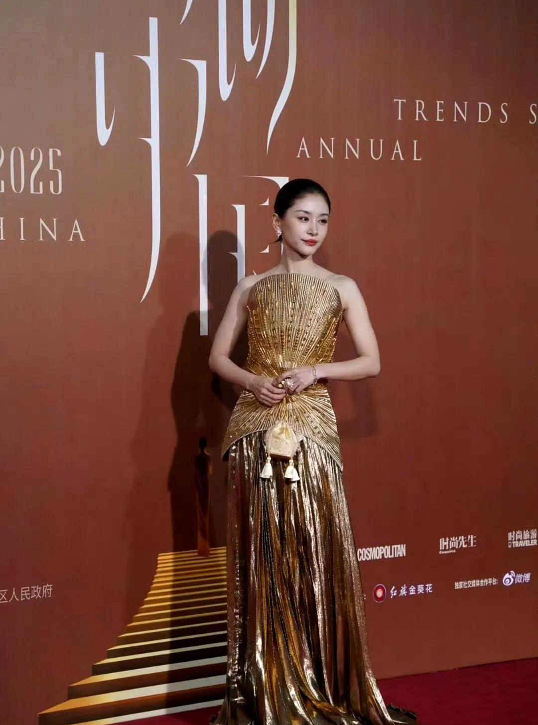 在时尚界的高光时刻——中国时尚产业盛典上，王子文身着一袭金色高定长裙，宛如从童话