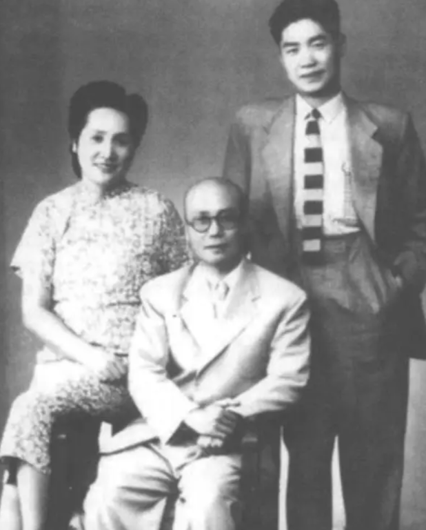 1946年，地下党前往指定地点与人接头时，突然看到来人是国军中将，大惊之下脱口而