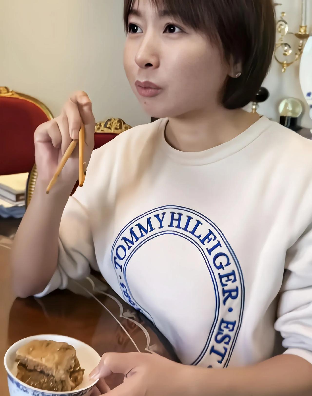 不要同情欧阳夏丹了，一般人还真看不懂她说起来，大年初三那天，欧阳夏丹一个人在