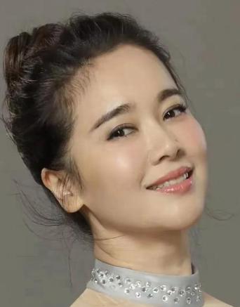 左小青与富商高权健的11年婚姻画上句号，如今她独力把14岁女儿高子淇带大。主要