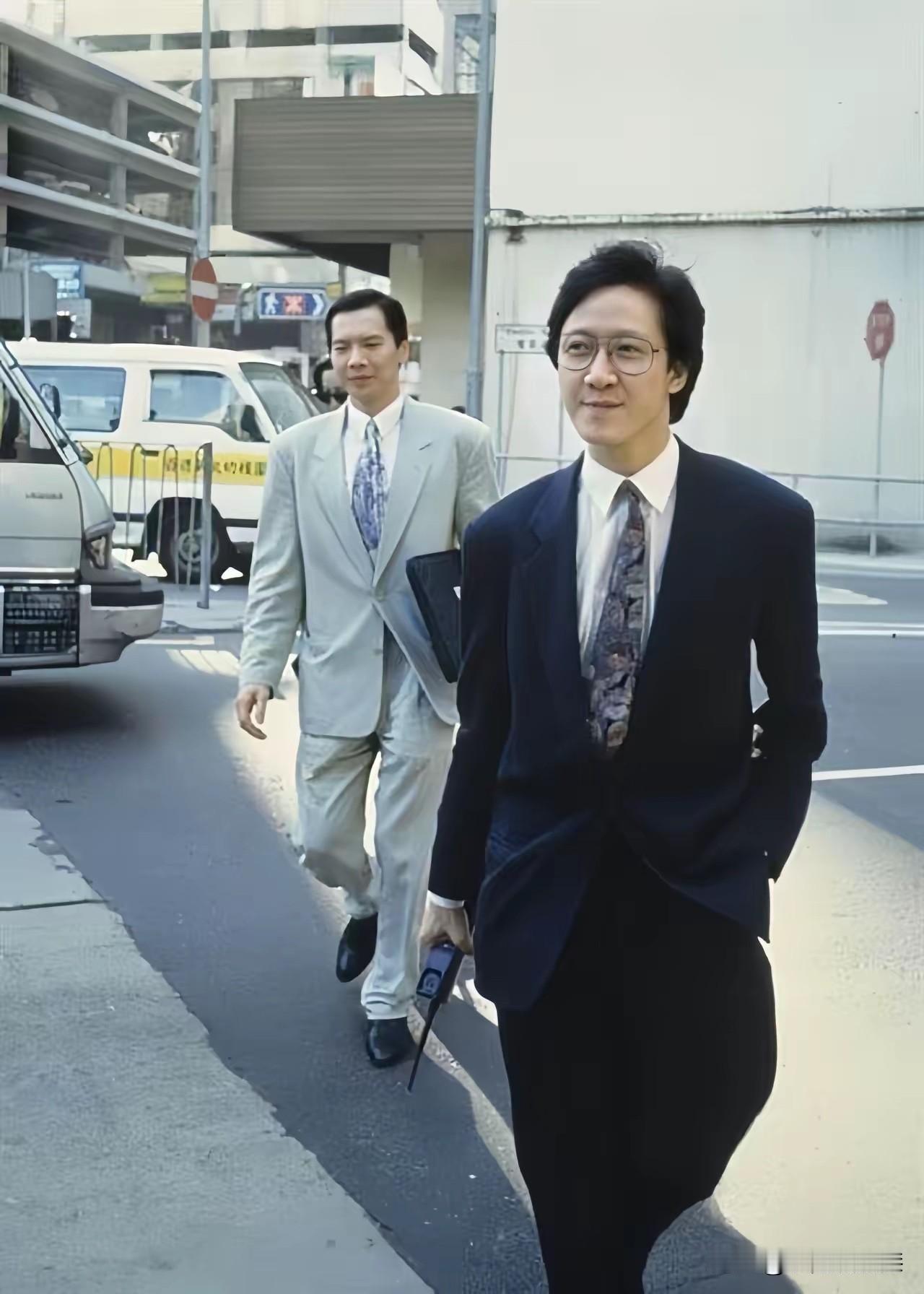 这应该是向华胜，向华强兄弟最意气风发的时候！小的时候看香港电影的碟片，总能看到