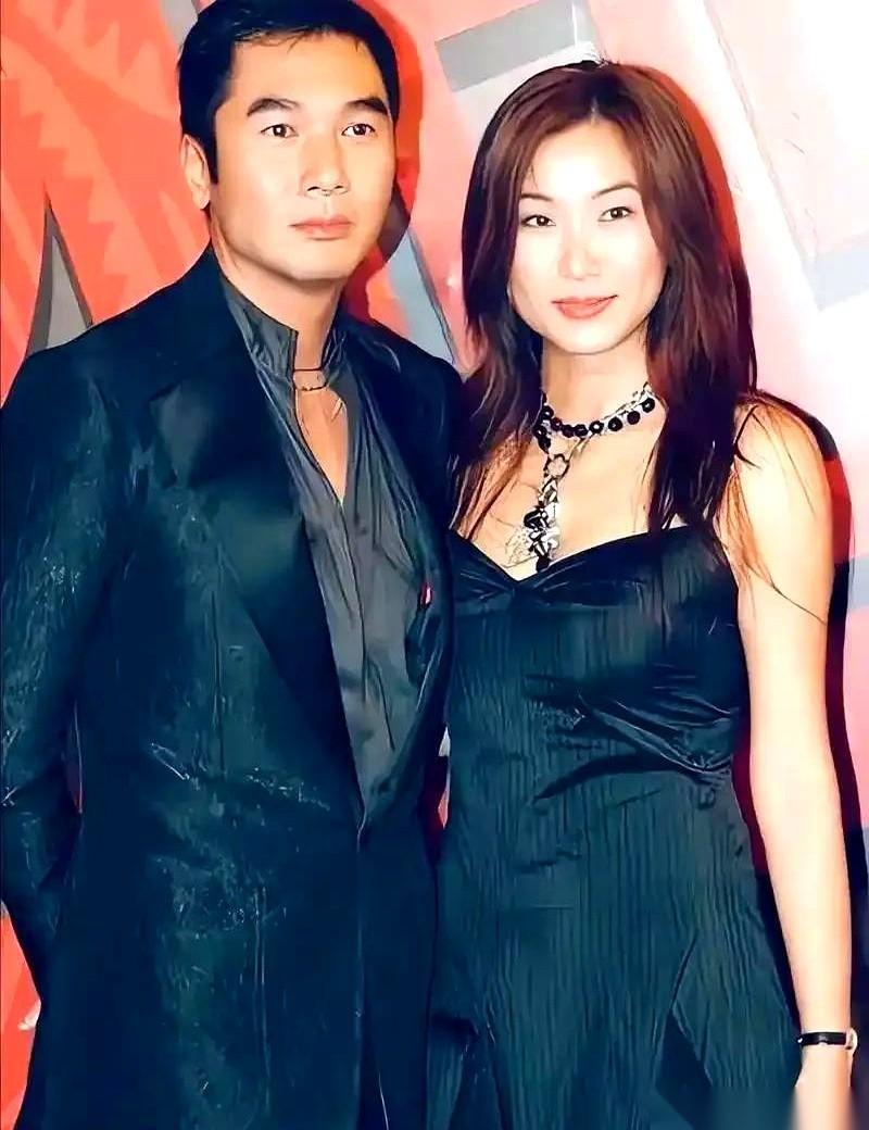 前阵子港媒放出的一段街拍视频里，有个63岁的男人穿着一身黑色运动服，顶着灰白短发