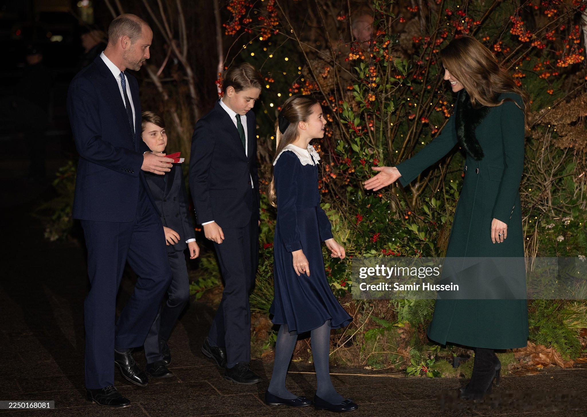 新闻2022.12.05英国王室成员出席一年一度的圣诞赞歌活动。约克家的两姐
