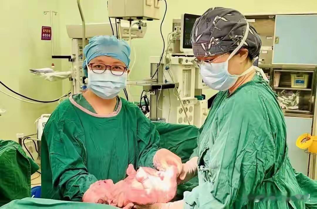 谁也没想到！那个被医生“塞回”子宫的胎儿，硬是多撑了124天，出生那一刻所有人都