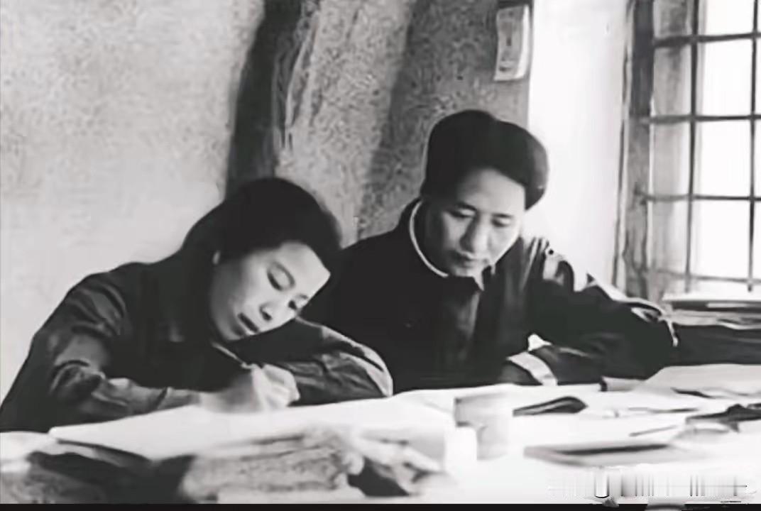 窑洞爱情革命夫妻郎才女貌伉俪情深革命夫妻，情同志和。同样的理想信念，同样