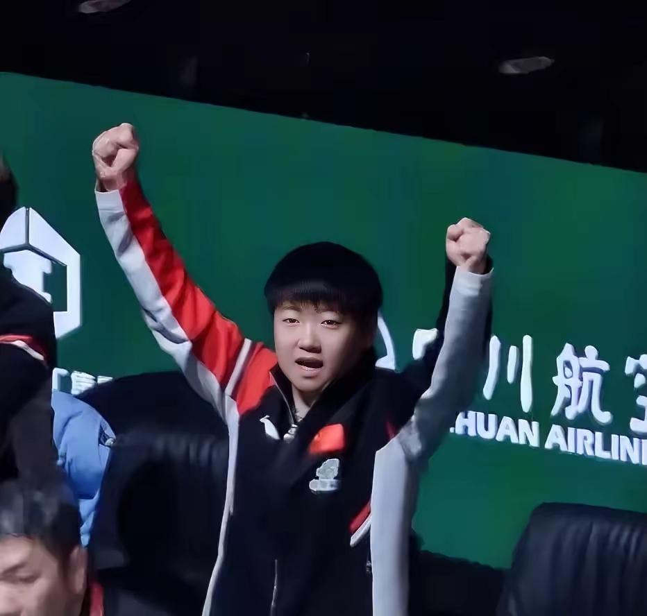 在最近的WTT冠军赛男双决赛中，王楚钦和队友逆转获胜，场边的孙颖莎被拍到激动起身