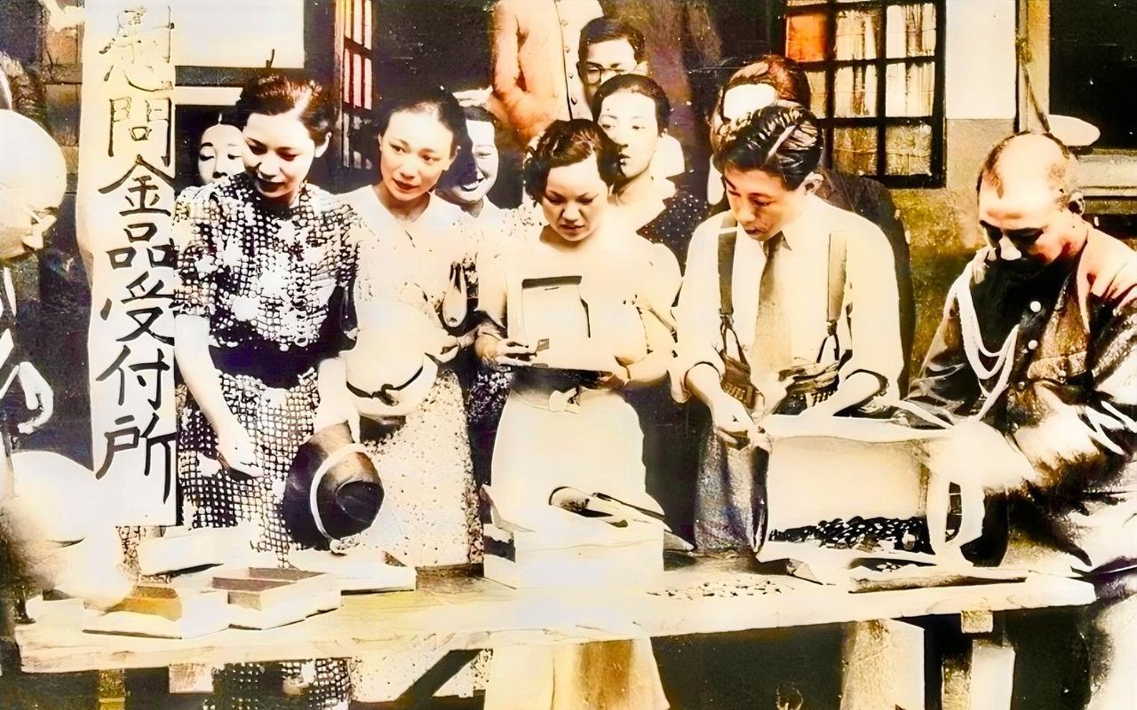 1937年，日本女人们把募集到的钱财捐给“陆军省”，支援侵略战争。这些发型精致，