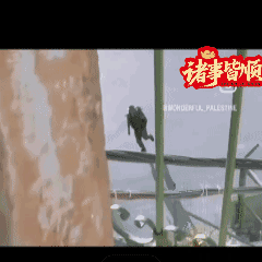 摄像头记录下以色列士兵当街抢走了一名巴勒斯坦女孩的儿童自行车。一个人小女孩在楼